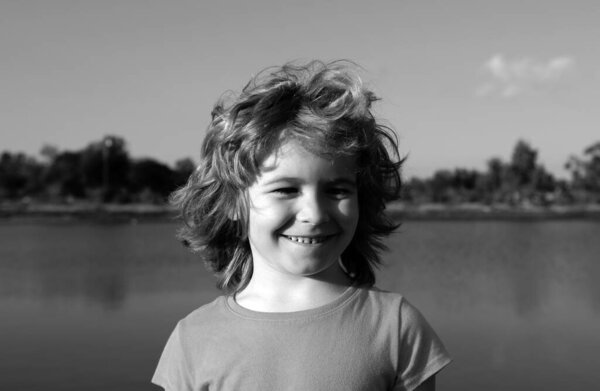 Ritratto Ravvicinato Bambino Carino All Aperto Concetto Infanzia Genitorialità — Foto Stock