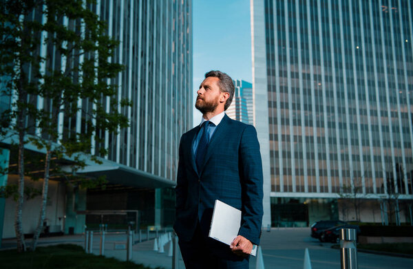 Homme Affaires Marche Responsable Dans Centre Affaires Moderne Luxueux Homme — Photo