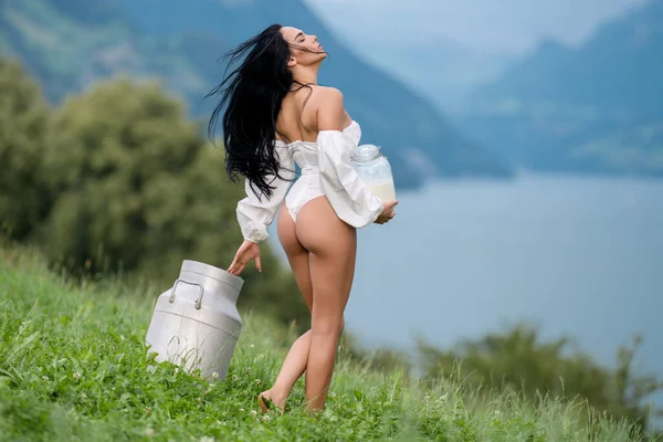 Mulher Sensual Com Leite Livre Alpes Lácteos Leite Cru Orgânico — Fotografia de Stock