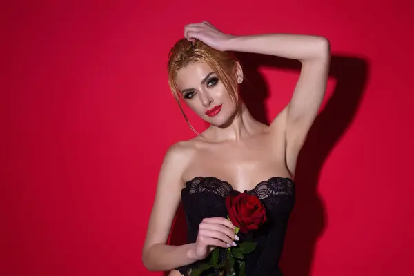 Sexig Kvinna Med Röd Ros Skönhetsateljéporträtt Vacker Modell Med Röd — Stockfoto