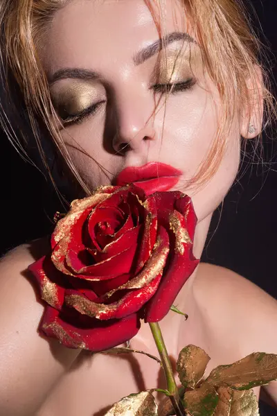 Červené Rty Zlaté Růže Valentýn Oslava Krása Okouzlující Romantická Mladá — Stock fotografie