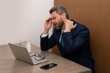 Kötü bir baş ağrısı çeken üzgün bir iş adamı. Bitkin, sağlıksız hisseden, baş ağrısı hastalığına üzülen bir adam. Stresli orta yaşlı adamın başı ağrıyor. Migren ve baş ağrısı konsepti