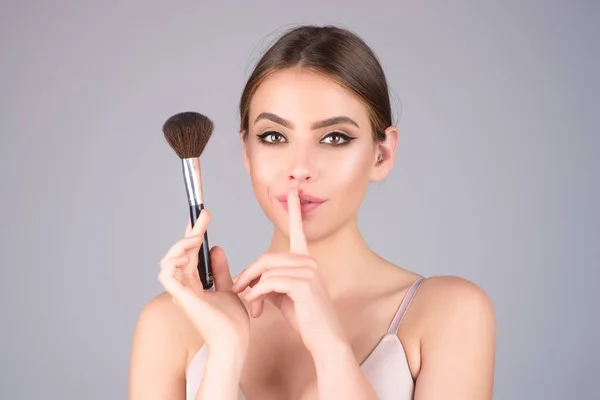 Beautiful Woman Applying Makeup Holding Brush Beauty Make Concept Young — ストック写真