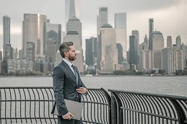 Geschäftsmann Anzug Mit Laptop Auf Einer Städtischen Straße New York — Stockfoto