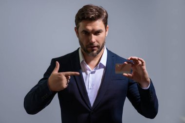 Kredi kartı olan bir adamın kredi kartlarına erişimi ya da faturaları ödemesi gerekir. İş yerleri satın alma olanağı sunar. Kredi puanı konsepti. İş adamı faturasını öder. Kredi puanı ve ödül alımları