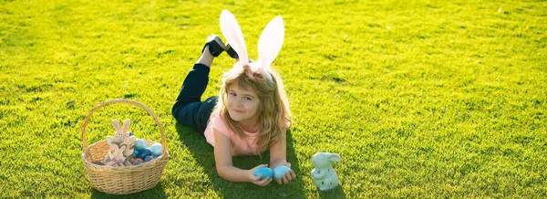 Velikonoční Děti Chlapec Králičí Uši Lov Velikonoční Vajíčka Venku Roztomilé — Stock fotografie
