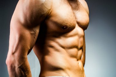 Kaslı Gövde. - Seksi Adam. Güçlü kas. Çıplak Atletik Gay Pozu. Çıplak adam. Eşcinsel model. Erkek kaslı vücut. Çıplak Gövde, Ateşli Çocuk, Hunk. Üstsüz Üstsüz Kavram