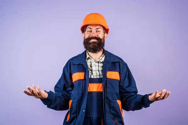 하드하트의 헬멧을 건물에서 노동자 헬멧과 유니폼으로 빌더의 초상화 — 스톡 사진