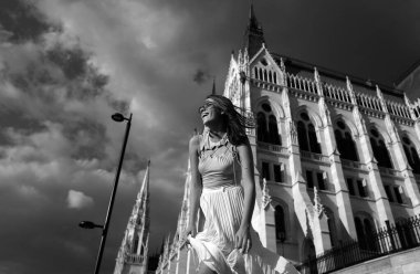 Kadın modası. Sokakta yürüyen gündelik elbiseli güzel seksi kız. Budapeşte şehri