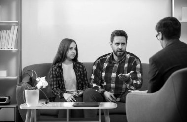 Çocuk sorunlarını çözmesi için babasına yardım eden psikolog.