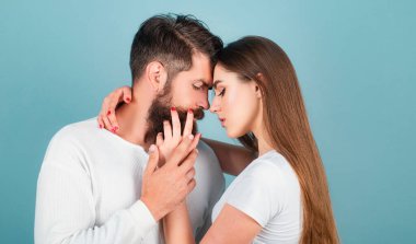 Seven adam öpüşme kadın sarılmak okşayarak. Sevgi ihale sıcak hoş an zevk. Öpmek için bekleyen güzel genç bir çift. Aşk hikayesi ya da portre çift aşık