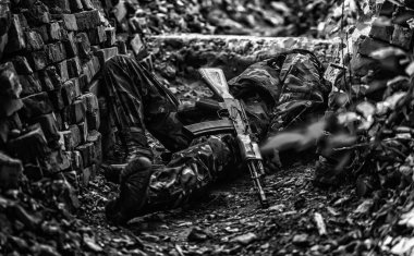 Ölü asker. Rus ya da Ukraynalı askerleri öldürdü. Asker öldürür. Savaşta ordu muharebesi. Askeri asker ya da silahlı subay.