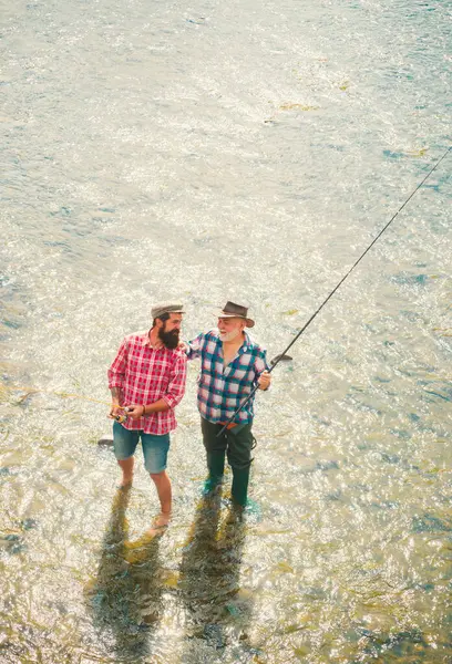 釣りのための週末 男性趣味 自然との融合 漁師は魚を捕まえる ビジネスマンの趣味 釣竿を持つ漁師 — ストック写真