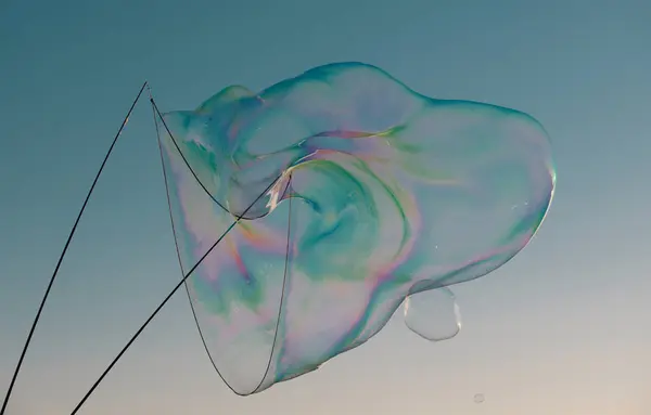 Gran Burbuja Volando Sobre Cielo Azul Enormes Burbujas Jabón Colores — Foto de Stock