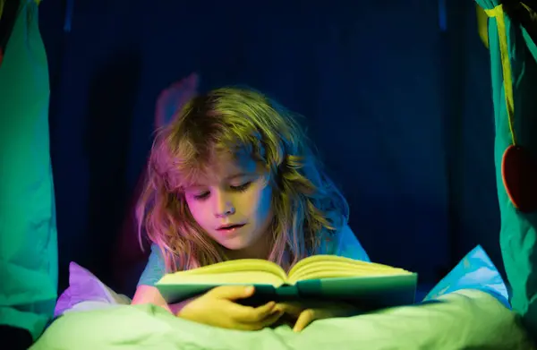 Libro Lectura Infantil Niños Hora Dormir Niño Leyendo Libro Cama —  Fotos de Stock