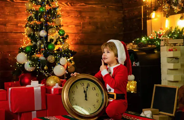 Çocuk Noel Baba Yeni Yılı Bekliyor Çalar Saati Olan Çocuk — Stok fotoğraf