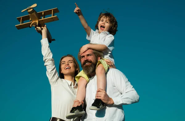 Lycklig Ung Familj Med Barn Mor Far Barn Son Naturen — Stockfoto