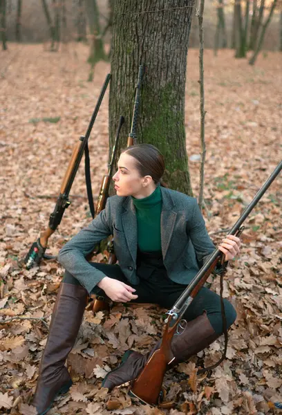 成功した狩り 狩猟スポーツ 武器を持った女性狙撃だライフルを持った少女狩りを追いかける 銃屋さん森の中の女性ハンター 軍事的なファッション 目標の成果 狩猟シーズン — ストック写真