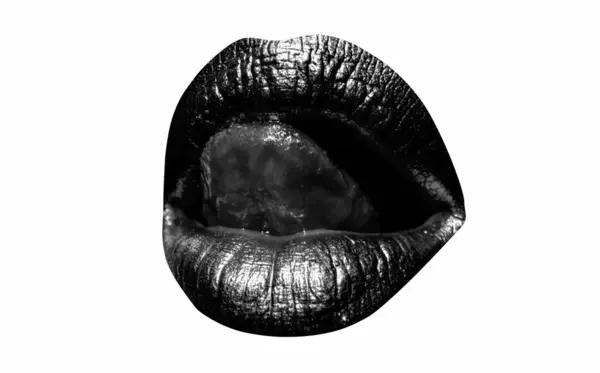 美しい唇の女性の金の口 官能的な黄金の唇 セクシーな唇 セクシーな唇を舐める女の舌 白いクリッピングパスに隔離されています — ストック写真