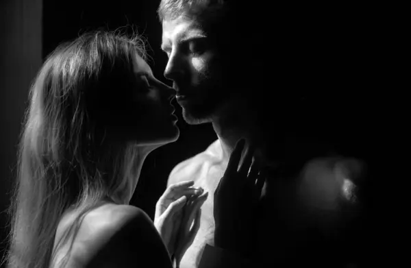Coppia Romantica Innamorata Guardarsi Abbracciarsi Baciarsi Sfondo Nero Bella Coppia — Foto Stock