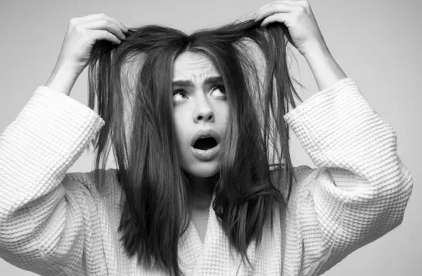 Üzgün Kadın Saçının Zarar Görmesine Saç Dökülmesine Bakıyor Stüdyo Izole — Stok fotoğraf