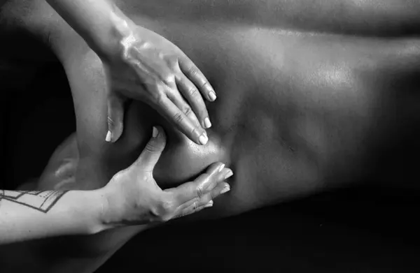 Sportmassage Fysiotherapeut Masseert Man Met Gespierde Schouder Massage Vrouw Handen — Stockfoto