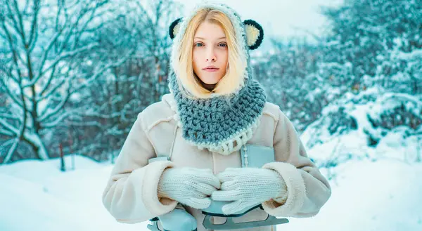 Χειμερινή Γυναίκα Πορτρέτο Εξωτερική Νεαρή Γυναίκα Αστείο Καπέλο Που Κρατάει — Φωτογραφία Αρχείου