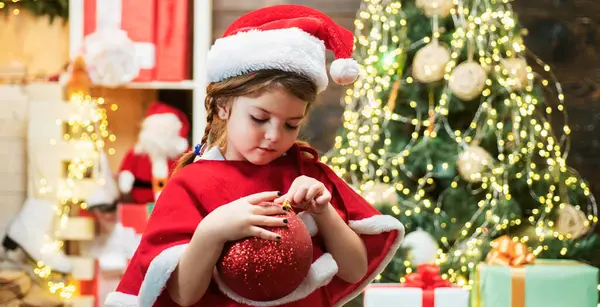 Kerst Kind Versiert Kerstboom Met Kerstballen Kind Meisje Kerstjurk Versieren — Stockfoto