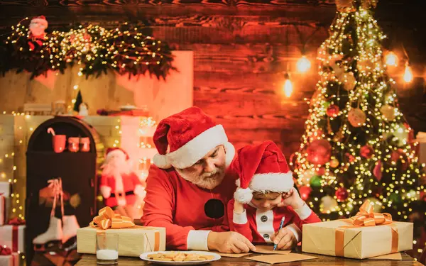 Sød Lille Dreng Skriver Brev Til Julemanden Derhjemme Ønskeliste Til - Stock-foto