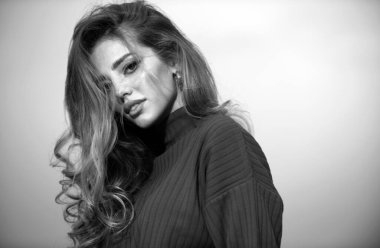 Moda ve güzellik. Güzel romantik bir genç kadının portresi. Şehvetli, güzel bir kadın modelin yüzünü yakından çek. Doğal güzellik kadını.