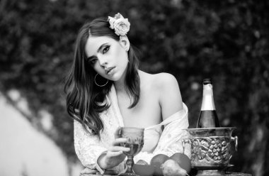 Seksi tropikal meyve. Dışarıda tatil yapan genç ve güzel bir manken. Yaz havası. İtalyan mı İspanyol mu hayal ediyorsun?