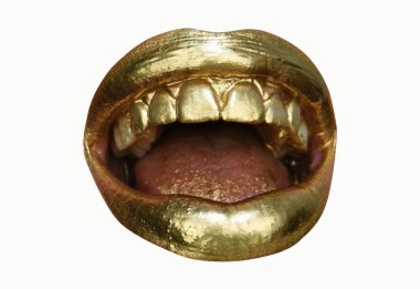 Altın ruj yakın plan. Metal makyajlı dudaklar. Seksi dudaklar, metalik ruj, yakın çekim. Beyazda izole edilmiş