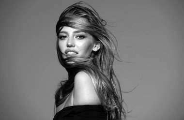 Stüdyoda poz veren seksi kadın model. Parlak saçlı güzel bir kadın. Genç kızın güzel yüzü. Güzel bir model kız. Zarif Bayan. Vogue tarzı portre yakın plan