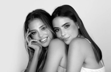 Sevimli mankenlerin yüzünü kapatın. Doğal makyajlı iki kızın moda portresi. İki şehvetli ve zarif kadın. Güzellik makyajı ve kozmetik ürünleriyle güzel kadınlar.