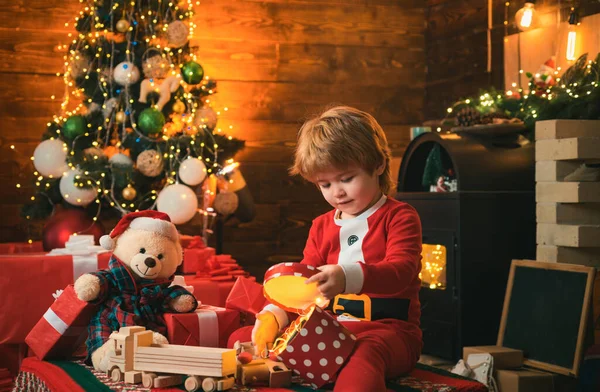 检查圣诞长袜的内容 圣诞前夜 节日快乐 圣诞树 圣诞节前夕 在圣诞树和壁炉边的孩子 家庭假期 圣诞节 快乐与快乐 — 图库照片