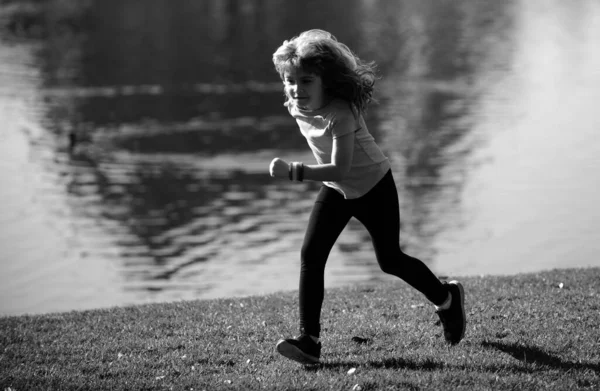 Junge Rennt Ins Freie Joggerin Läuft Der Natur Morgens Joggen — Stockfoto