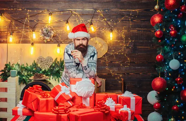 Człowiek Okresie Sylwestrowym Zły Mikołaj Santa Hat Boże Narodzenie Człowiek — Zdjęcie stockowe