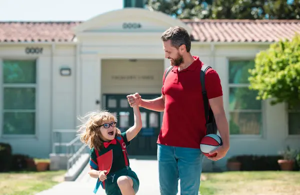 Eltern Und Grundschüler Gehen Hand Hand Lehrer Shirt Und Netter — Stockfoto