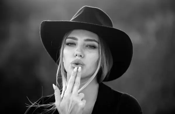 Cowgirl Cowboy Hat Finger Gun Beautiful Woman Fashion Hat Sensual — Stock Photo, Image