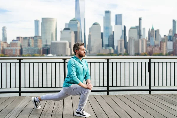 アスレチック成熟したフィットマンは 屋外で演習を行います ニューヨーク市でのハッピーマンワークアウト 肺運動をする筋肉を訓練するシニアマン スポーツ フィットネス — ストック写真
