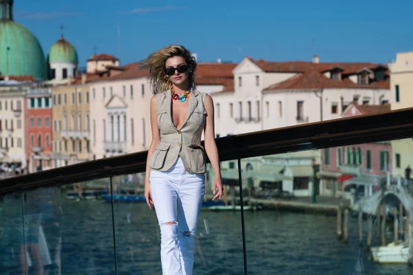İtalya, Venedik 'te yürüyen çekici genç bir kadın. İtalyan yaz tatili. Venedik caddesindeki moda kadını. Venedik 'te yaz tatiline çıkan gezgin kadın.