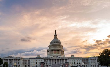 Washington DC kongresi. Meclis binası. Washington D.C. Capitol Hill sokak fotoğrafçılığında gün batımına sahip Kongre Binası