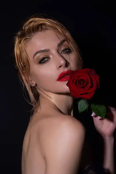 红色口红 身材苗条的性感美女 肩膀赤裸 手持红玫瑰 与工作室背景隔离 带着花的性感女孩的肖像 — 图库照片