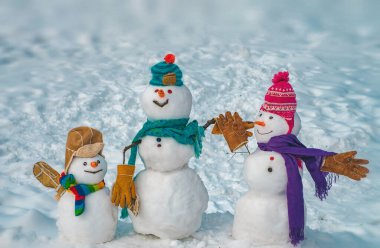 Kardan adam ailesini selamlıyorum, ebeveynlik konsepti. Kardan adam hediye. Hediye duyguları. Tatil afiş tasarımı. Mutlu Noeller ve kopya alanı ile mutlu yeni yıl tebrik kartı