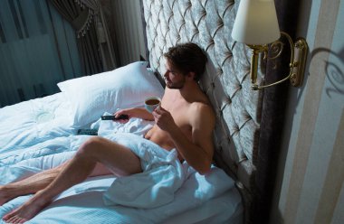 Yataktaki seksi adam.