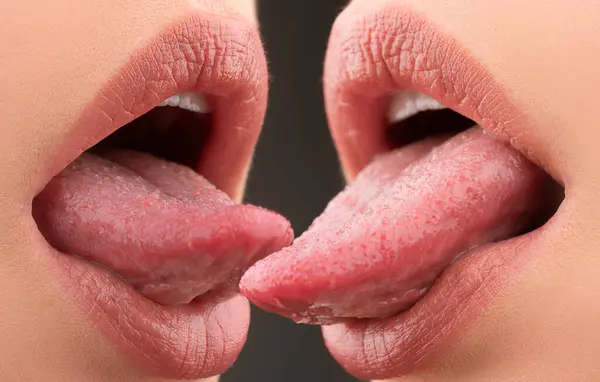 Lgbt Meisje Zoent Lesbische Lippen Van Dichtbij Sexy Vrouwelijke Lip — Stockfoto