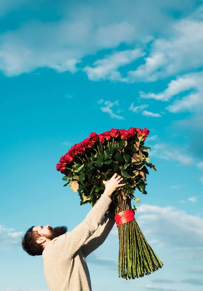 带着一束玫瑰的男朋友 情人节礼物的概念 帅哥给女朋友送花 — 图库照片