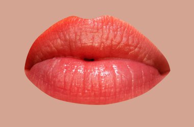 Şehvetli kadın dudakları. Kadınların doğal dudağı. Kız ağzı kırmızı rujla kapanıyor.