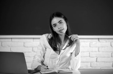 Üniversitede ya da okulda bayan üniversite öğrencisinin portresi. Serbest çalışan bir kadın ya da dizüstü bilgisayarı olan bir öğrenci.