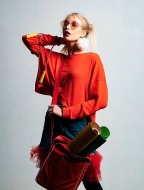 Moda modasına uygun giyinmiş şık bir kadın. Güzel, modaya uygun genç kız.